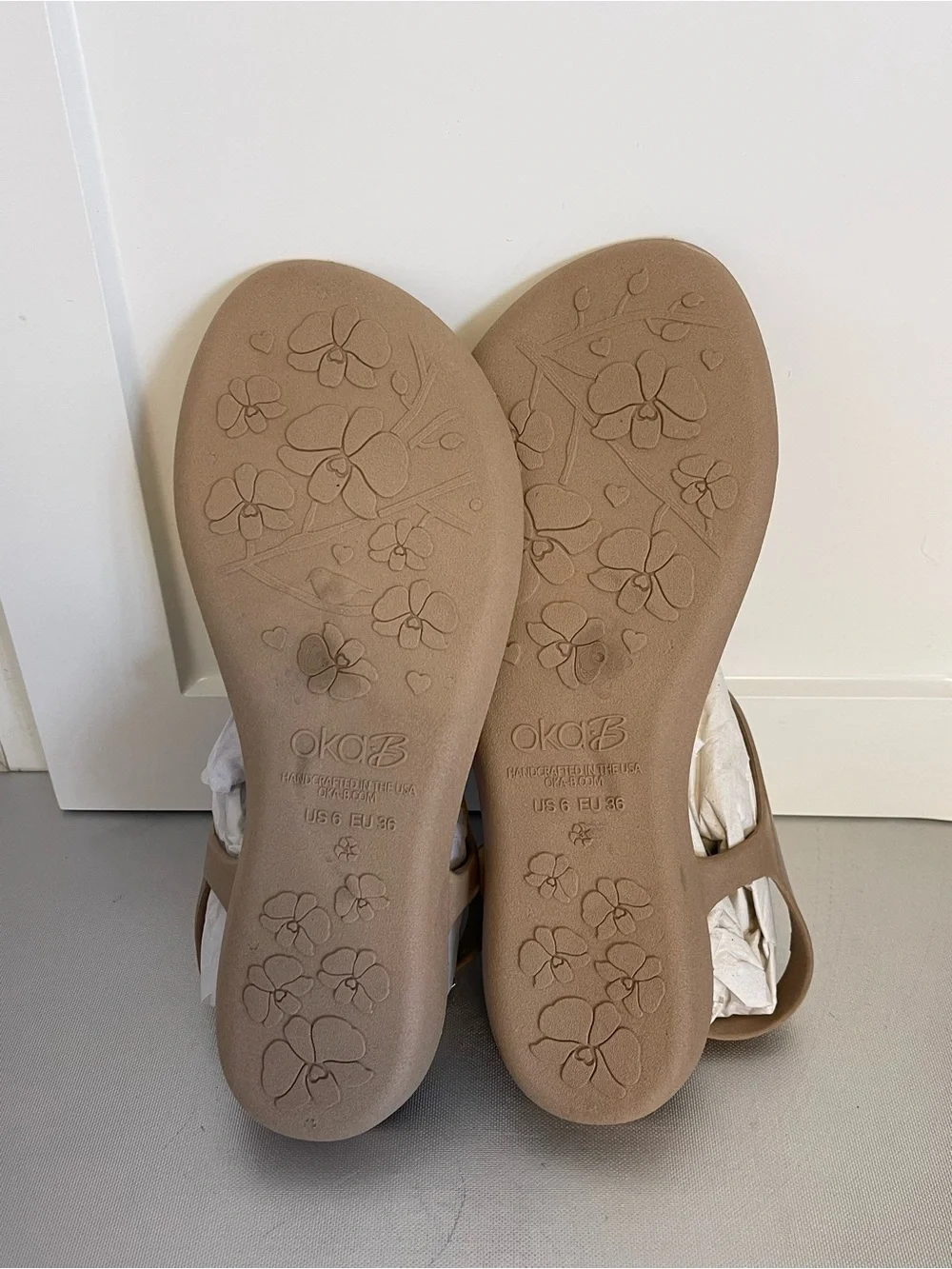 Okabashi Women’s Strappy Tan, Orange, Gold Feather Accents Sandals Sz 6